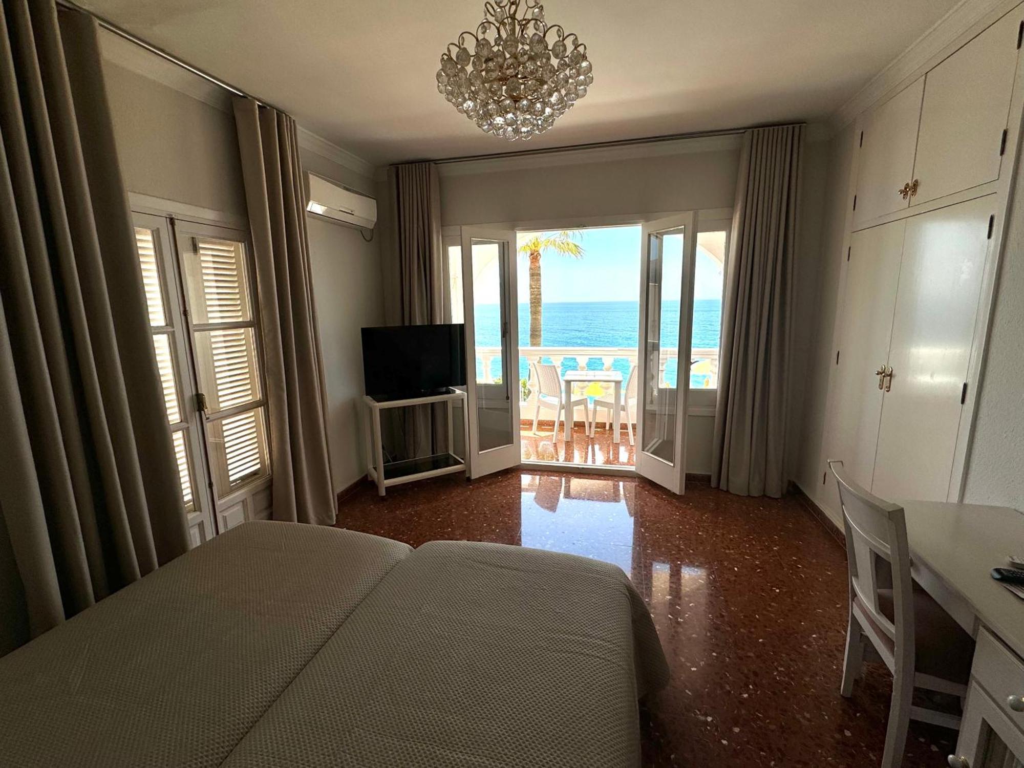 Hotel Paraiso Del Mar Nerja Oda fotoğraf